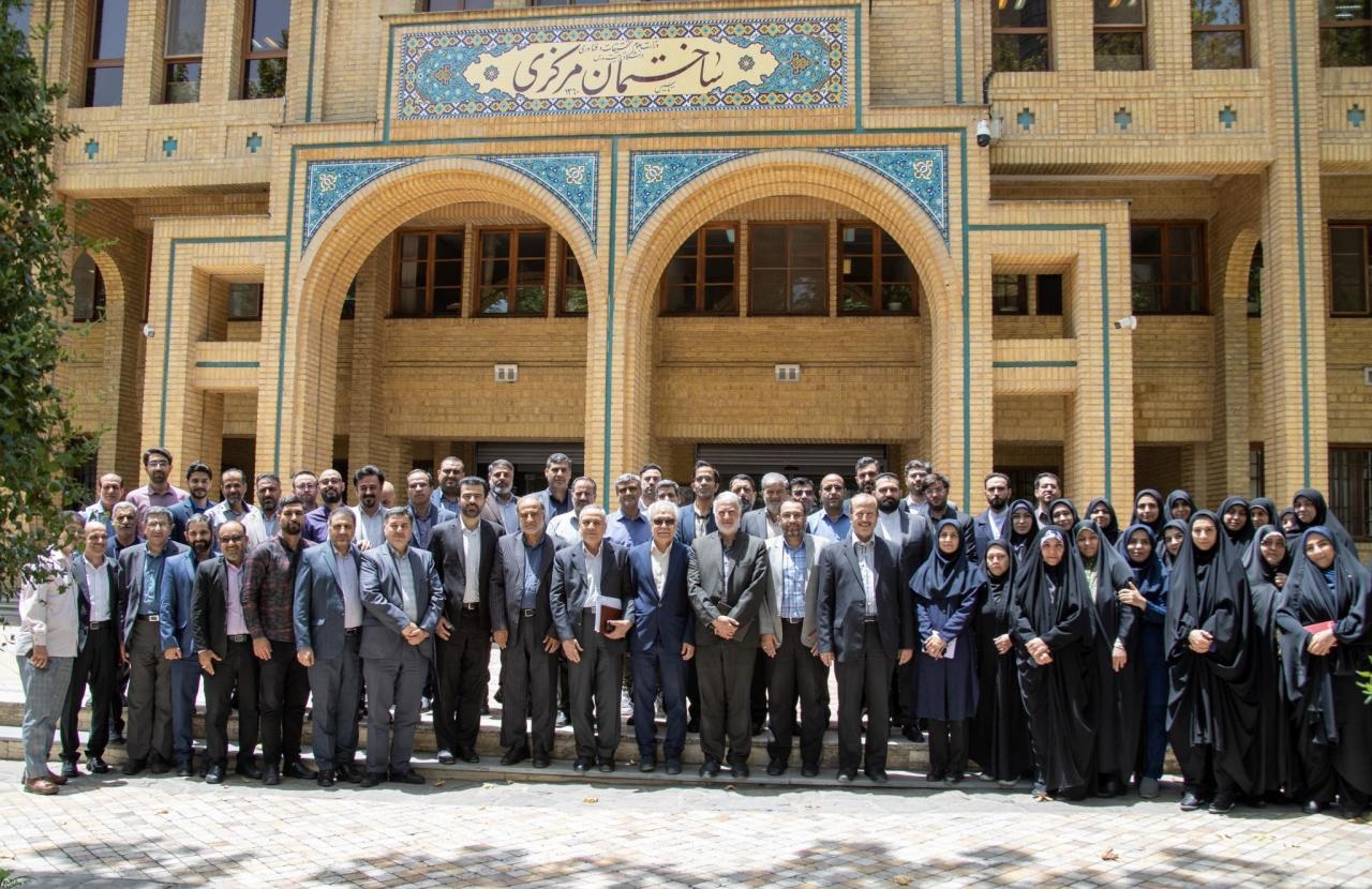 نشست صمیمانه رییس دانشگاه با کارکنان حوزه ریاست برگزار شد